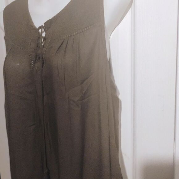 Paper Crane Green Sleeveless Tie Front Blouse - Picture 7 of 16